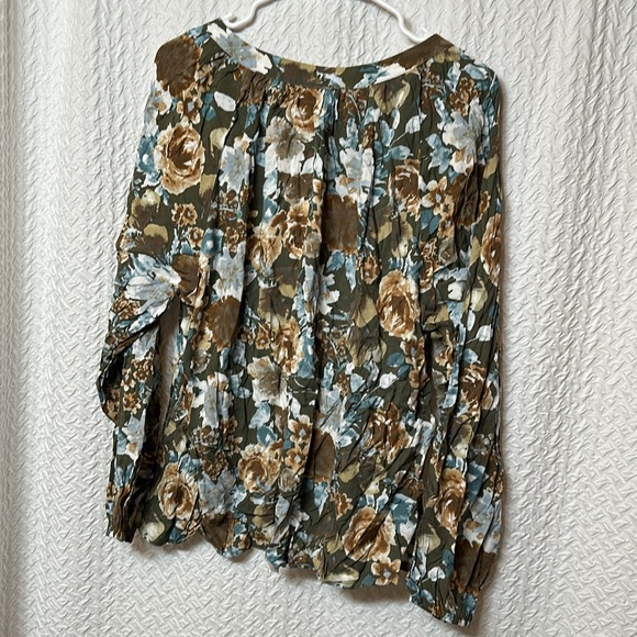 andree by unit 1X v neck with tie closure long balloon sleeve blouse - Picture 7 of 7